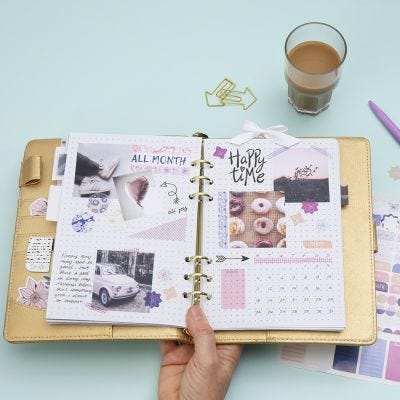 Un aperçu mensuel dans un Bullet journal et un agenda