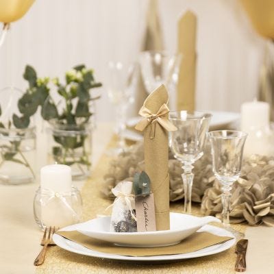 Des décorations de table dorées avec des fleurs en papier