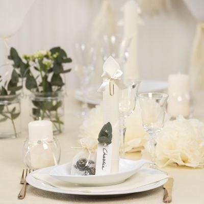 Des décorations de table blanc cassé avec des fleurs en papier