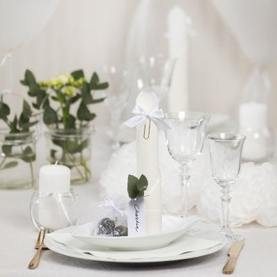 Des décorations de table blanches avec des fleurs en papier