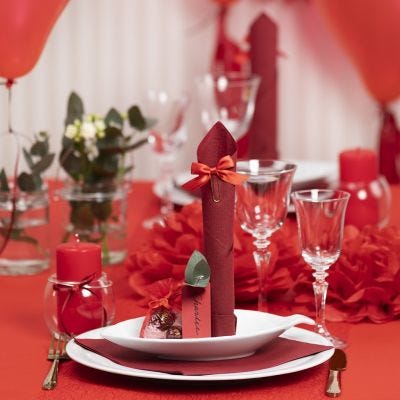 Des décorations de table rouges avec des fleurs en papier