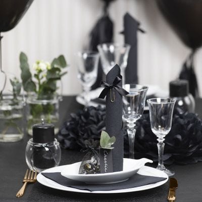 Des décorations de table noires avec des fleurs en papier