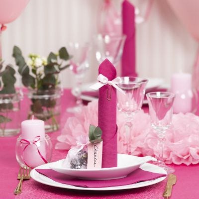 Des décorations de table rouge clair avec des fleurs en papier