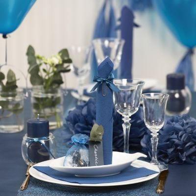 Des décorations de table bleu noir avec des fleurs en papier