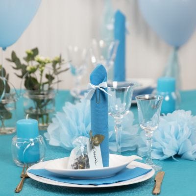 Des décorations de table bleu clair avec des fleurs en papier