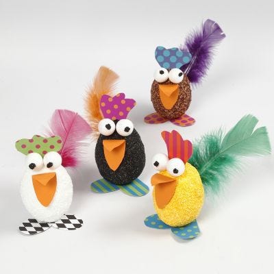 Des poussins faits avec des oeufs en polysytrène décorés avec de la pâte Foam Clay
