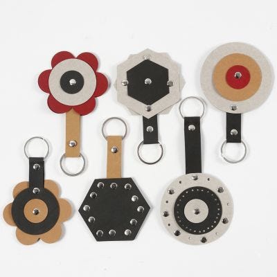 Des porte-clés en papier imitation cuir