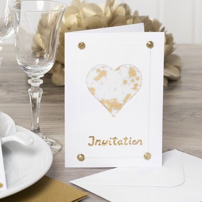Une invitation décorée avec un coeur en papier vélin