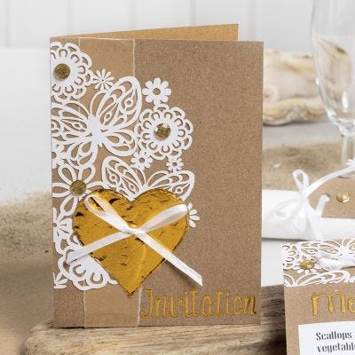 Une invitation décorée avec du papier cartonné à motif dentelle