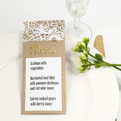 Une carte de menu décorée avec du papier cartonné à motif dentelle