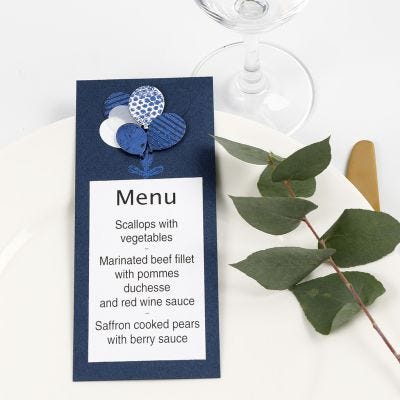 Une carte de menu avec des ballons en papier cartonné