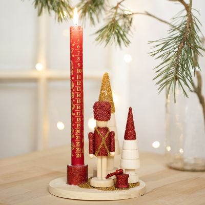 Un chandelier décoré avec la figurine de casse-noisette