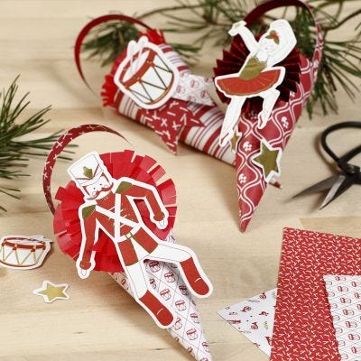 Des cônes décorés avec des rosettes et des découpes en papier cartonné du conte de fées Casse-Noisette