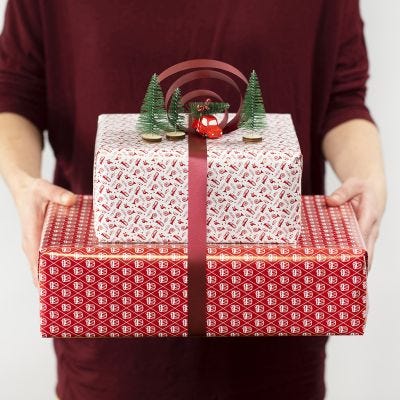 Décoration de cadeau composée d'un noeud en ruban décoratif et de minifigurines