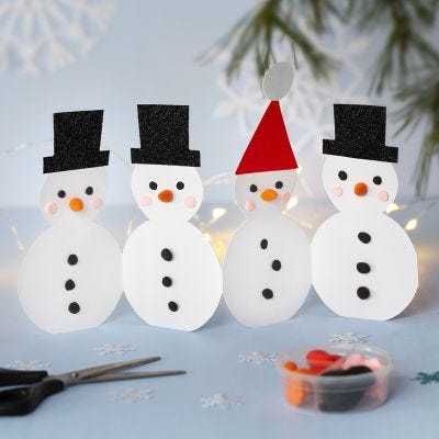 Une guirlande de bonhommes de neige en papier cartonné