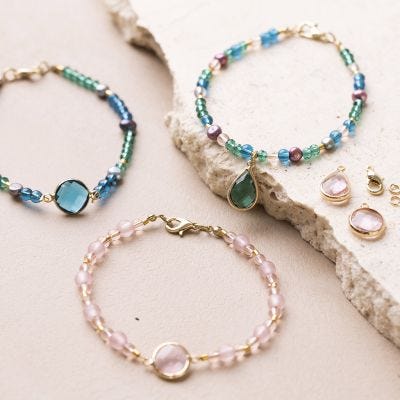 Un bracelet fait avec des perles d'eau douce