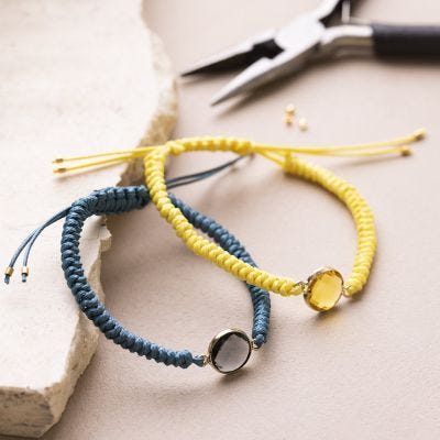 Un bracelet avec un pendantif