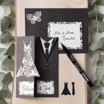 Une invitation de mariage ornée d'une robe et d'un smoking