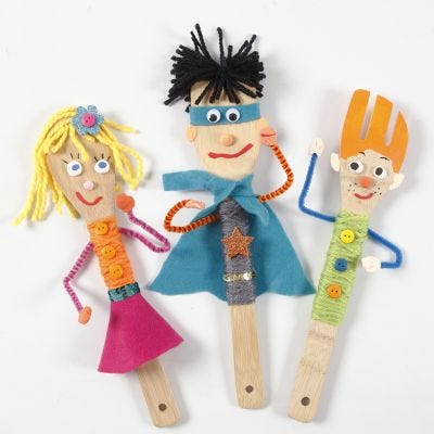 Des marionnettes de théâtre de marionnettes faites avec des ustensiles de cuisine en bambou