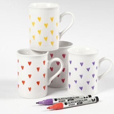 Des tasses en pocelaine decorées de coeurs à l'aide de feutres pour verre et porcelaine