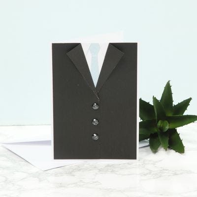 Une invitation pour une première communion décorée avec une veste de dîner