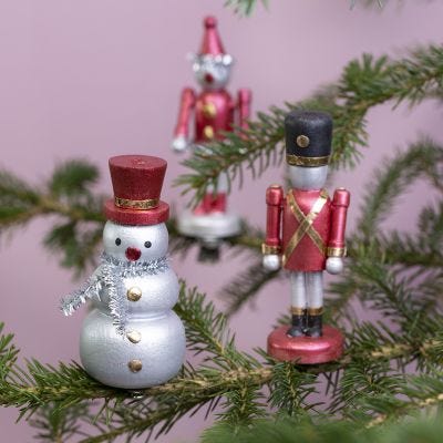 Des figurines en bois sur des pinces