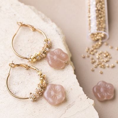 Boucles d'oreilles rondes faites avec des perles de rocaille et des perles de verre