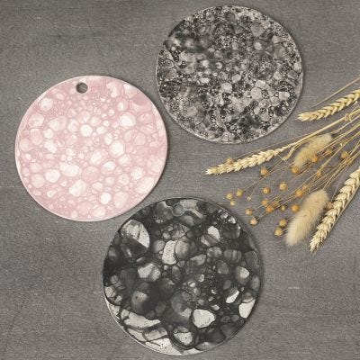  Une assiette en argile autodurcissante décorée avec la technique des bulles de savon