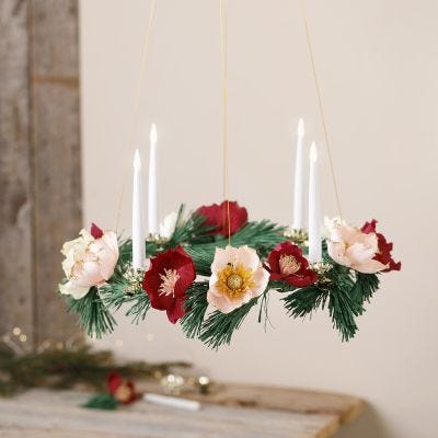 Une couronne de l'Avent décorée de fleurs en papier crépon