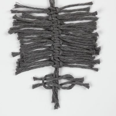 Comment réaliser des plumes en macramé avec des noeuds plats