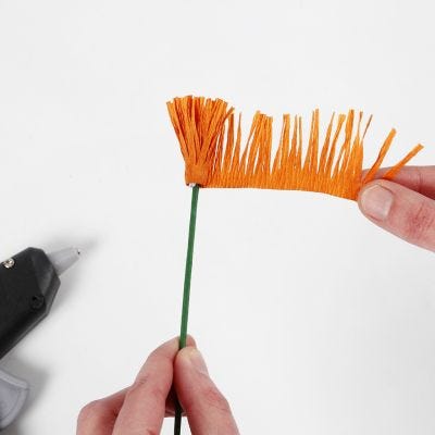 Comment confectionner l'étamine des fleurs en papier crépon (la technique des franges/emballage)