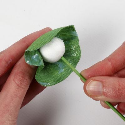 Voici comment fabriquer des capsules de graines en polystyrène pour le centre des fleurs en papier crépon