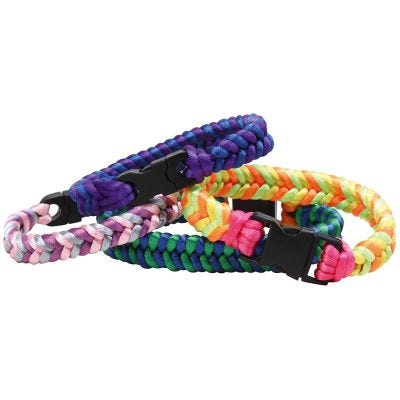 Beau bracelet tressé en cordons satinés.