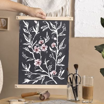 Une affiche décorée d'une impression lino