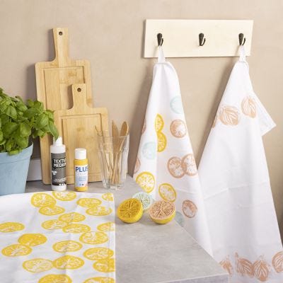 Des motifs imprimés sur du textile en utilisant des fruits et des légumes