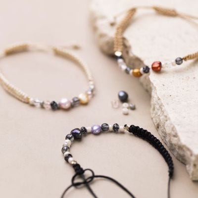 Des bracelets noués avec perles d'eau douce