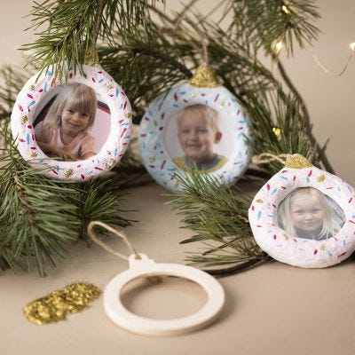 Des décorations de Noël à suspendre