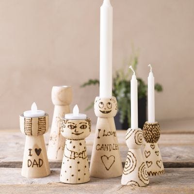 Bougeoirs en bois avec motifs pyrogravés
