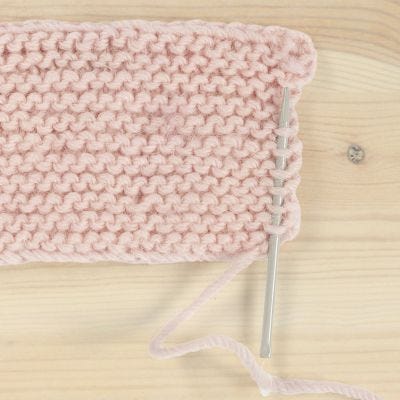 Comment tisser les extrémités lors d'un travail au tricot.