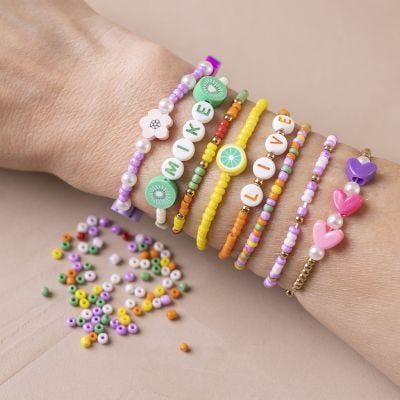 Un bracelet avec des perles de rocaille