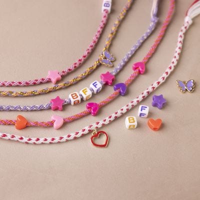 Un bracelet d’amitié noué selon la méthode kumihimo