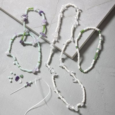 Collier et bracelet avec améthyste, cristal de roche incolore et aventurine