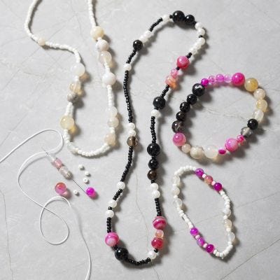 Bracelet et collier avec agates et des perles