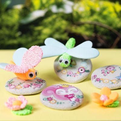 Pierres modelées décorées d'autocollants et d'insectes