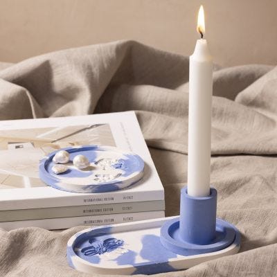 Moulez un bougeoir et un plateau avec un motif en relief