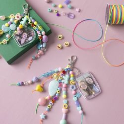 Perles en plastique, d 5-35 mm, diamètre intérieur 1-8 mm, ass. de couleurs, 193 gr, 300 ml/ 1 Pq.