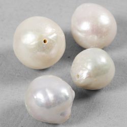 Perles d&rsquo;eau douce, d 13-14 mm, diam&egrave;tre int&eacute;rieur 0,8 mm, Perfor&eacute; longitudinalement, nacr&eacute;, 4 pi&egrave;ces/ 1 Pq.
