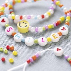 Perles lettres, dim. 7 mm, diamètre intérieur 1,2 mm, ca. 200 pièce, blanc, 25 gr/ 1 Pq.