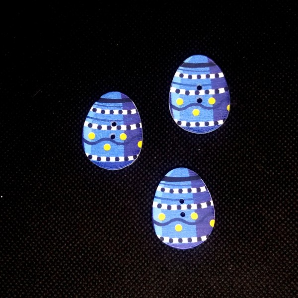 3 Boutons en bois – œufs de paques - bleu - 24x30mm - bri506 - Photo n°1