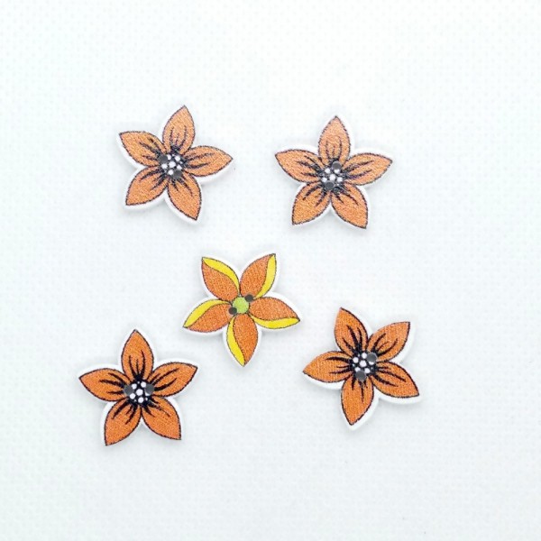 5 Boutons en bois - fleur orange - 18mm - bri515 - Photo n°1